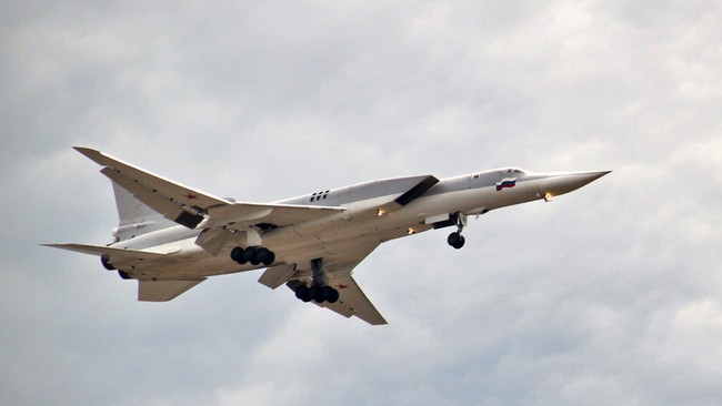 M&aacute;y bay n&eacute;m bom Tu-22M3 của Nga gặp nạn khi hạ c&aacute;nh - Ảnh 1.