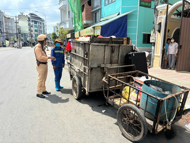 Nhiều xe m&aacute;y k&eacute;o theo th&ugrave;ng chở r&aacute;c bị CSGT TPHCM xử l&yacute; - Ảnh 1.