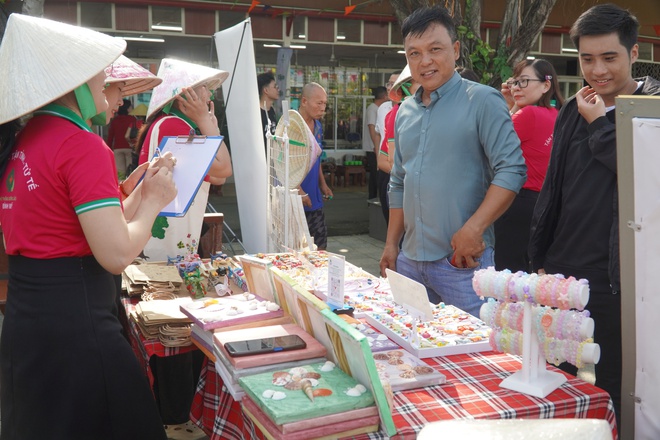 Người cao tuổi học vẽ tranh, làm quà lưu niệm để hỗ trợ đồng bào bị bão, lũ- Ảnh 5.