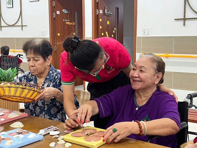 Người cao tuổi học vẽ tranh, làm quà lưu niệm để hỗ trợ đồng bào bị bão, lũ- Ảnh 3.