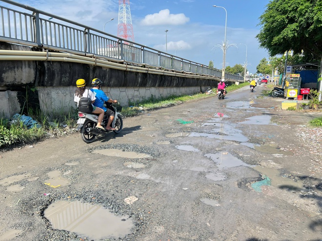 Cửa ngõ vào Cần Thơ xấu xí vì đường chỉ 200 m nhưng đầy 