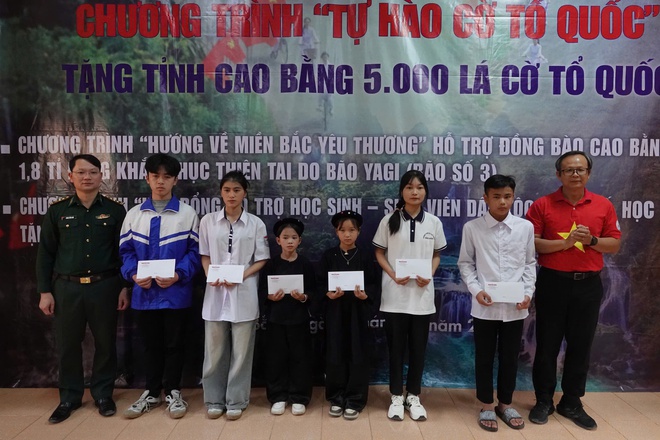 Báo Người Lao Động trao tặng 5.000 lá cờ Tổ quốc tại Cao Bằng- Ảnh 11.