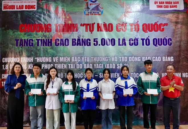 Báo Người Lao Động trao tặng 5.000 lá cờ Tổ quốc tại Cao Bằng- Ảnh 13.