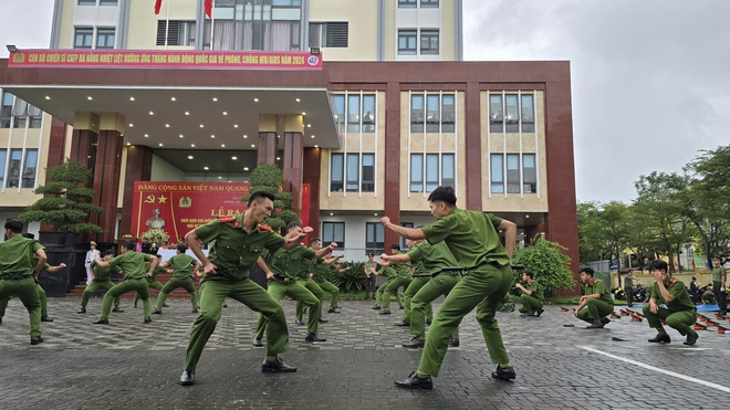 CLIP: Lực lượng Công an Đà Nẵng thể hiện khả năng võ thuật, trấn áp tội phạm- Ảnh 7.