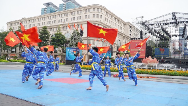 Ấn tượng những màn biểu diễn đặc sắc của hàng ngàn quân dân trên Phố đi bộ Nguyễn Huệ- Ảnh 31.