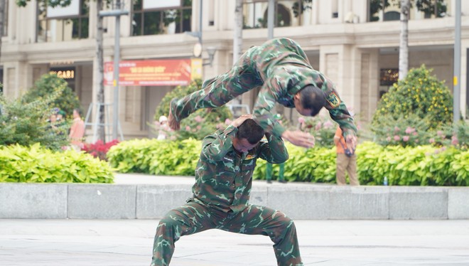 Ấn tượng những màn biểu diễn đặc sắc của hàng ngàn quân dân trên Phố đi bộ Nguyễn Huệ- Ảnh 5.