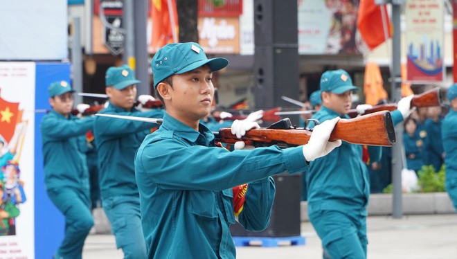 Ấn tượng những màn biểu diễn đặc sắc của hàng ngàn quân dân trên Phố đi bộ Nguyễn Huệ- Ảnh 19.