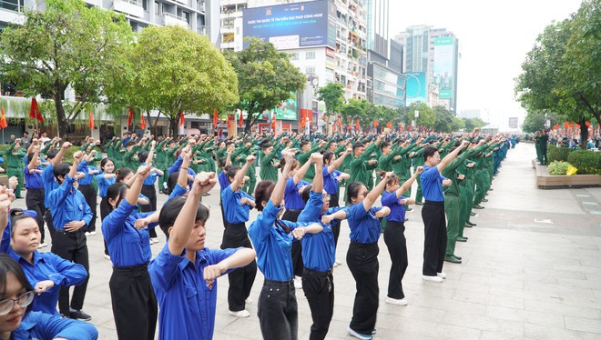 Ấn tượng những màn biểu diễn đặc sắc của hàng ngàn quân dân trên Phố đi bộ Nguyễn Huệ- Ảnh 27.