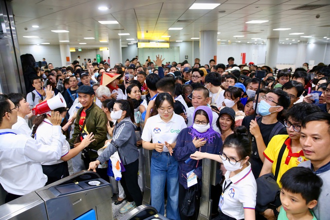 Biển người háo hức trải nghiệm tuyến metro số 1 trong ngày đầu mở cửa- Ảnh 17.