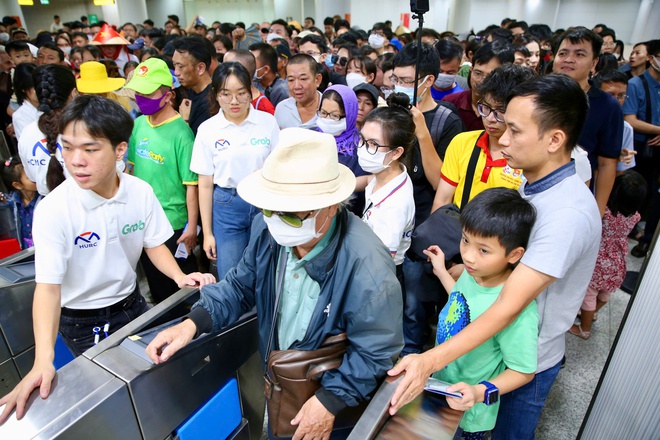 Biển người háo hức trải nghiệm tuyến metro số 1 trong ngày đầu mở cửa- Ảnh 18.