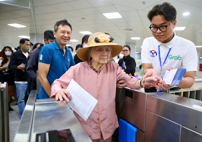 Biển người háo hức trải nghiệm tuyến metro số 1 trong ngày đầu mở cửa- Ảnh 13.