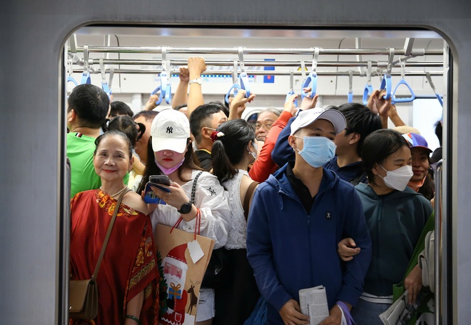 Biển người háo hức trải nghiệm tuyến metro số 1 trong ngày đầu mở cửa- Ảnh 14.