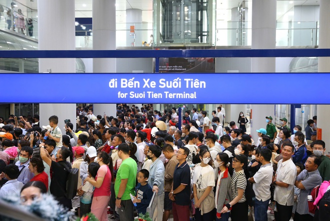 Biển người háo hức trải nghiệm tuyến metro số 1 trong ngày đầu mở cửa- Ảnh 16.