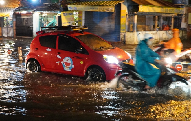 Loạt xe chết máy, người dân lội nước về nhà sau trận mưa to- Ảnh 13.