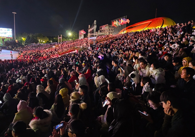 Đà Lạt: Hàng vạn người đổ về quảng trường Lâm Viên xem chương trình đặc biệt- Ảnh 4.