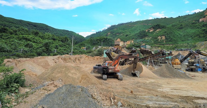 Đà Nẵng: Làm rõ chiêu trò "phù phép" đất thành đá để khai thác trái phép- Ảnh 3.