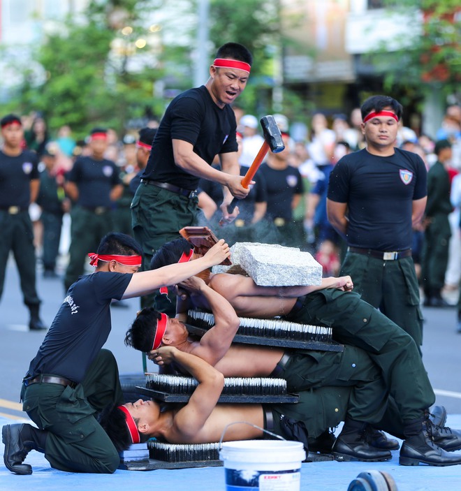 Mãn nhãn với màn trình diễn đỉnh cao của kỵ binh trên đường phố TP HCM- Ảnh 15.