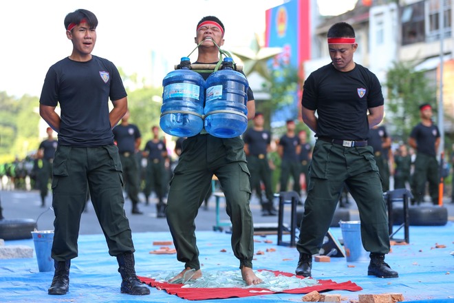 Mãn nhãn với màn trình diễn đỉnh cao của kỵ binh trên đường phố TP HCM- Ảnh 20.