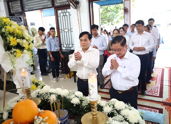 Lãnh đạo Cần Thơ, An Giang và nhiều học sinh, sinh viên đến viếng GS-TS Võ Tòng Xuân- Ảnh 6.