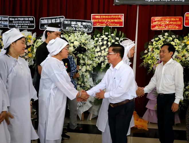 Lãnh đạo Cần Thơ, An Giang và nhiều học sinh, sinh viên đến viếng GS-TS Võ Tòng Xuân- Ảnh 7.