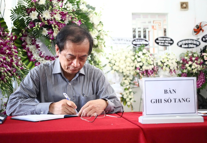 Lãnh đạo Cần Thơ, An Giang và nhiều học sinh, sinh viên đến viếng GS-TS Võ Tòng Xuân- Ảnh 9.