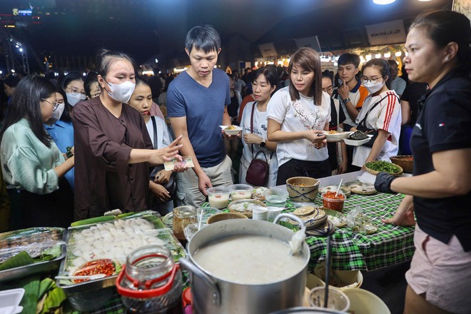 Người dân thích thú với di sản, ẩm thực Hà Nội giữa lòng TP HCM- Ảnh 20.