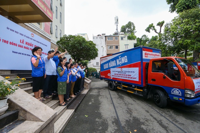 Người dân TP HCM ủng hộ hơn 30 tấn hàng hóa cứu trợ đồng bào bị bão, lũ phía Bắc- Ảnh 13.