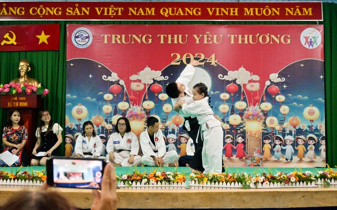 Trung thu ấm áp cho những đứa trẻ "người lớn"- Ảnh 3.