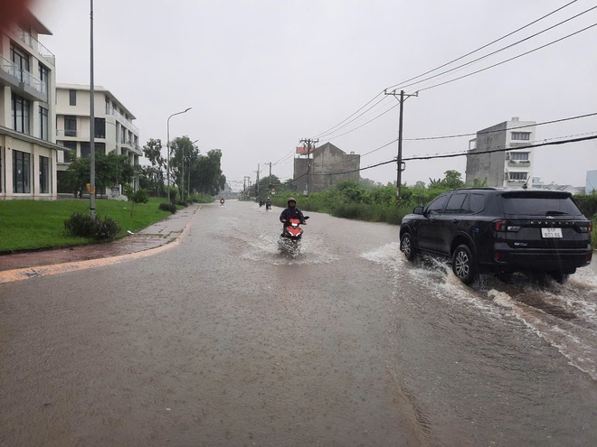 TP HCM mưa dai dẳng từ sáng đến trưa, nhiều tuyến đường bị ngập- Ảnh 12.