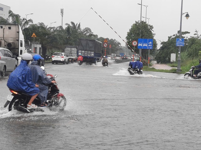 TP HCM mưa dai dẳng từ sáng đến trưa, nhiều tuyến đường bị ngập- Ảnh 7.