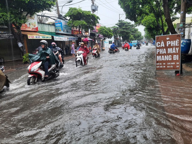 TP HCM mưa dai dẳng từ sáng đến trưa, nhiều tuyến đường bị ngập- Ảnh 10.