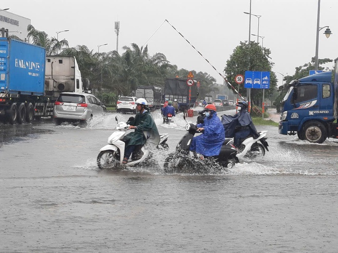 TP HCM mưa dai dẳng từ sáng đến trưa, nhiều tuyến đường bị ngập- Ảnh 8.