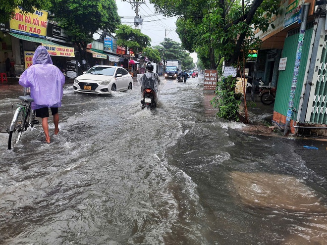 TP HCM mưa dai dẳng từ sáng đến trưa, nhiều tuyến đường bị ngập- Ảnh 9.