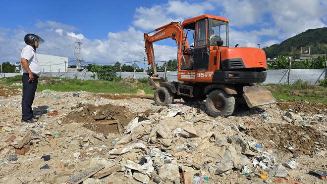 Đà Nẵng: Bắt quả tang chôn lấp rác thải trên hàng ngàn m2 đất công- Ảnh 4.