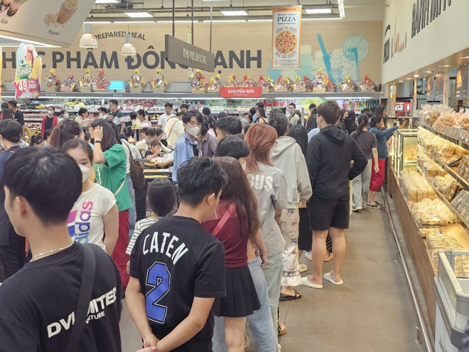 TP HCM: Trung tâm thương mại đông nghịt, người dân xếp hàng dài ngày đầu năm- Ảnh 12. TP HCM: Trung tâm thương mại đông nghịt, người dân xếp hàng dài ngày đầu năm- Ảnh 12.