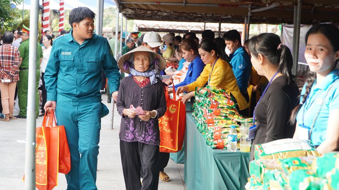 Xuân Chiến sĩ: Mang mùa xuân và tình thương đến với cán bộ, chiến sĩ và nhân dân- Ảnh 6.