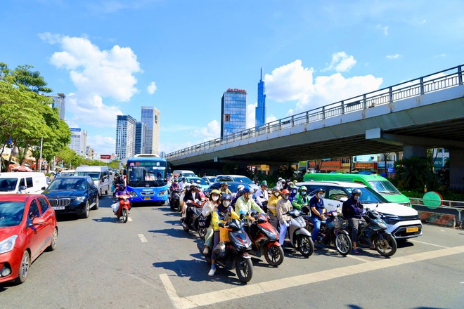 Những hình ảnh "khác lạ" ở các nút giao tại TP HCM - Ảnh 8.