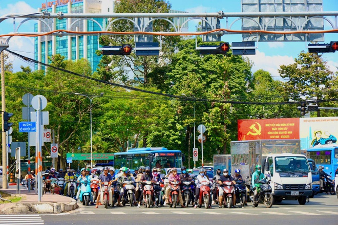 Những hình ảnh "khác lạ" ở các nút giao tại TP HCM - Ảnh 13.