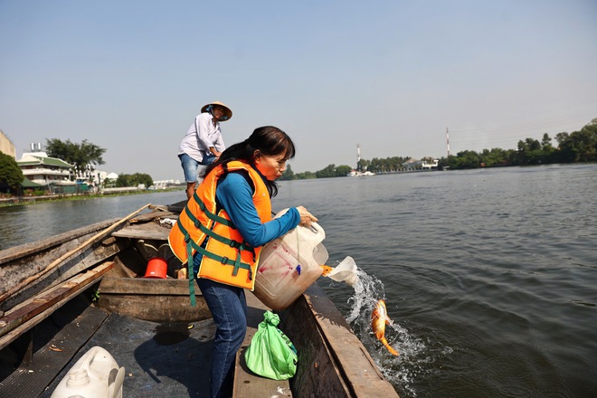 TP HCM: Tàu tuần tra chặn nạn kích điện khi thả cá chép tiễn ông Táo- Ảnh 6.