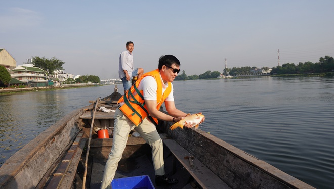 TP HCM: Tàu tuần tra chặn nạn kích điện khi thả cá chép tiễn ông Táo- Ảnh 5.