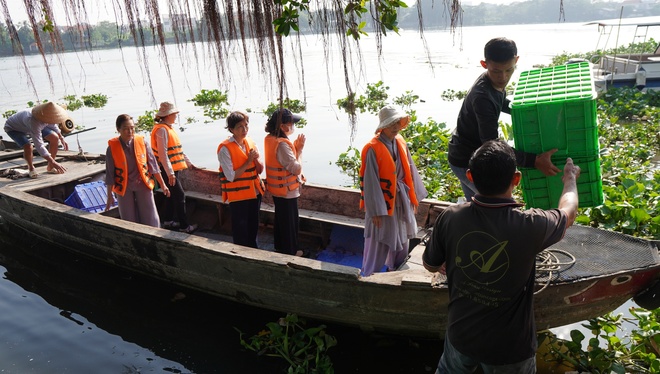 TP HCM: Tàu tuần tra chặn nạn kích điện khi thả cá chép tiễn ông Táo- Ảnh 2.