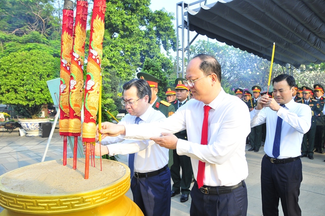 Lãnh đạo TP HCM dâng hương tưởng niệm các anh hùng, liệt sĩ- Ảnh 8.