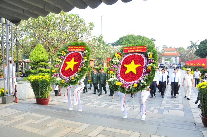 Lãnh đạo TP HCM dâng hương tưởng niệm các anh hùng, liệt sĩ- Ảnh 7.