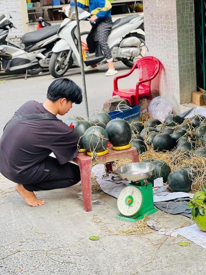 Cảm động nghị lực của chàng trai trẻ bị mất một tay vẫn cố gắng mưu sinh- Ảnh 8.