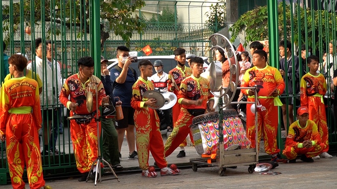 VIDEO: Xem múa lân "khai quang điểm nhãn" ngày Tết tại Chợ Lớn- Ảnh 4.