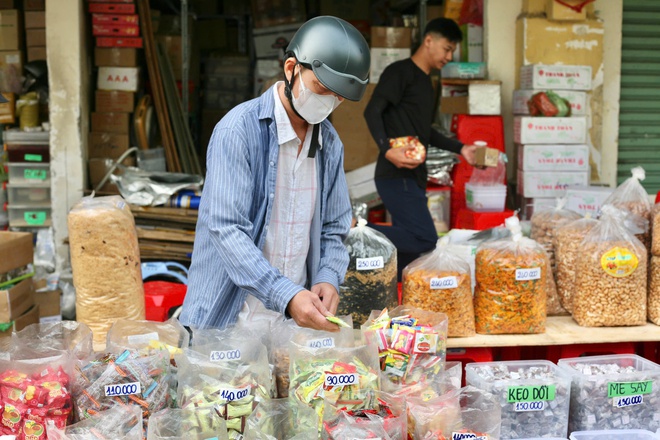 Chợ Tết TP HCM: Không gian náo nhiệt và những câu chuyện ấm lòng- Ảnh 12.