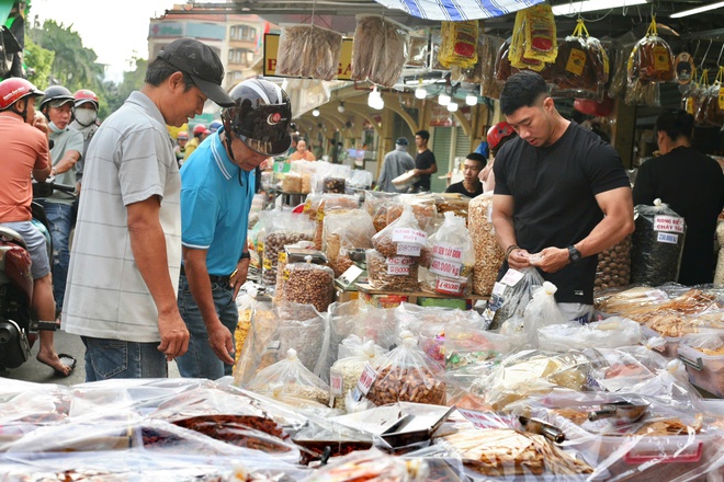 Chợ Tết TP HCM: Không gian náo nhiệt và những câu chuyện ấm lòng- Ảnh 13.