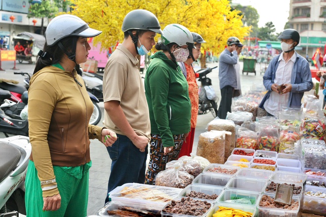 Chợ Tết TP HCM: Không gian náo nhiệt và những câu chuyện ấm lòng- Ảnh 11.