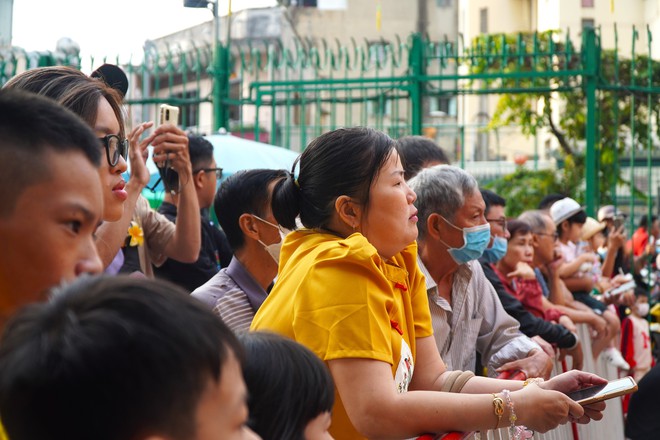 VIDEO: Xem múa lân "khai quang điểm nhãn" ngày Tết tại Chợ Lớn- Ảnh 9.