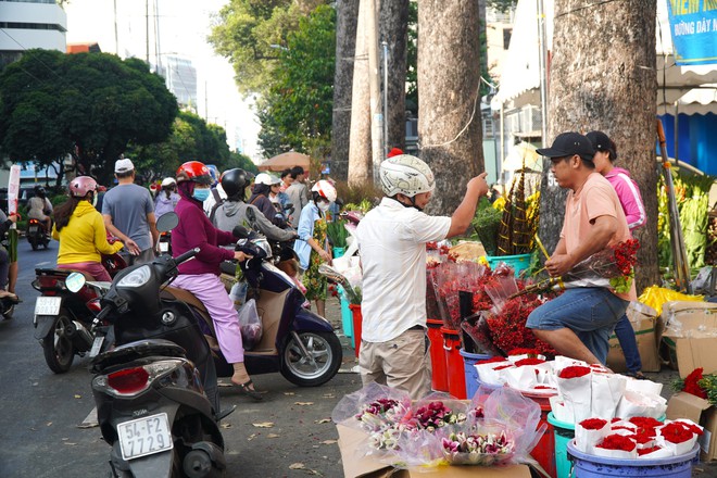 Hoa Tết ở TP HCM ế ẩm, đồng loạt giảm giá vẫn vắng người mua- Ảnh 2.